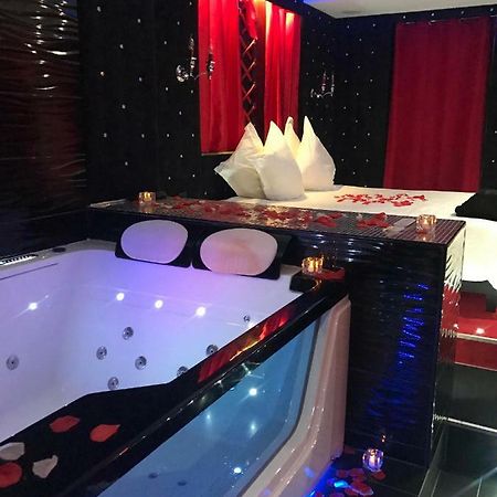 Le Cabaret Vip Spa Lyon Exterior photo